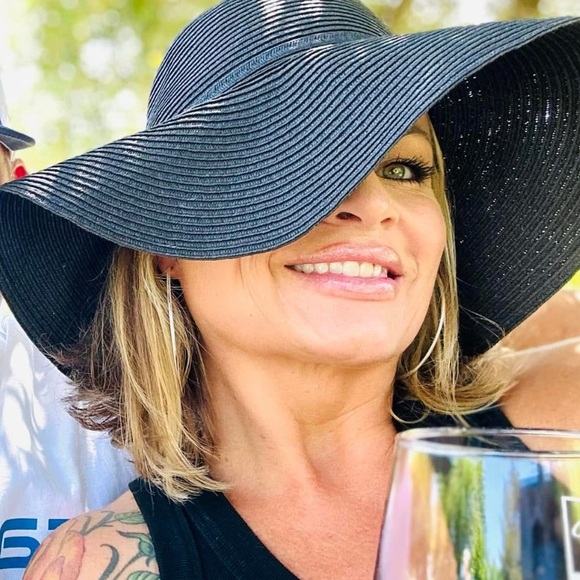 Meet your Posher, Brandi🌴 - Picture 2 of 4